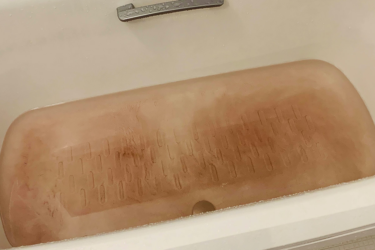 エアウィーヴマットレスを風呂場で洗うとこんなに汚れが溜まっています。